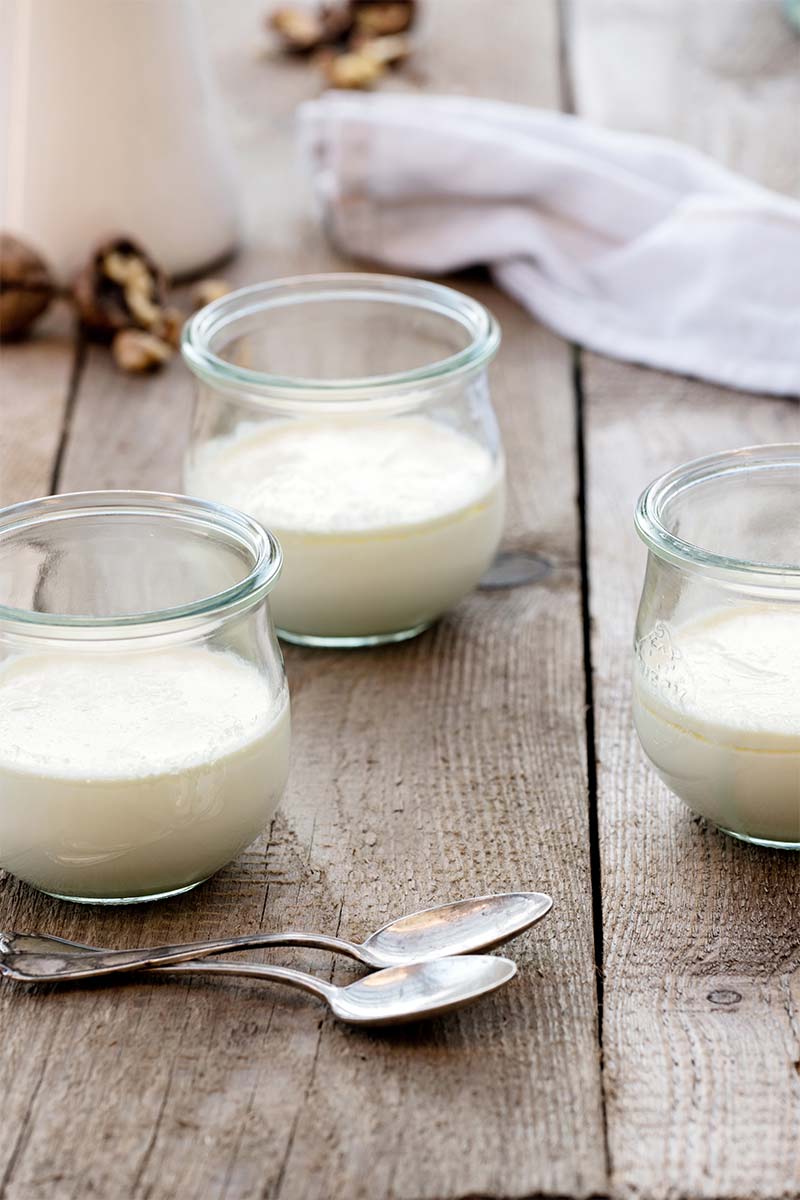 Drei Gläser mit frischem, selbstgemachtem Joghurt – bereit für den Kühlschrank