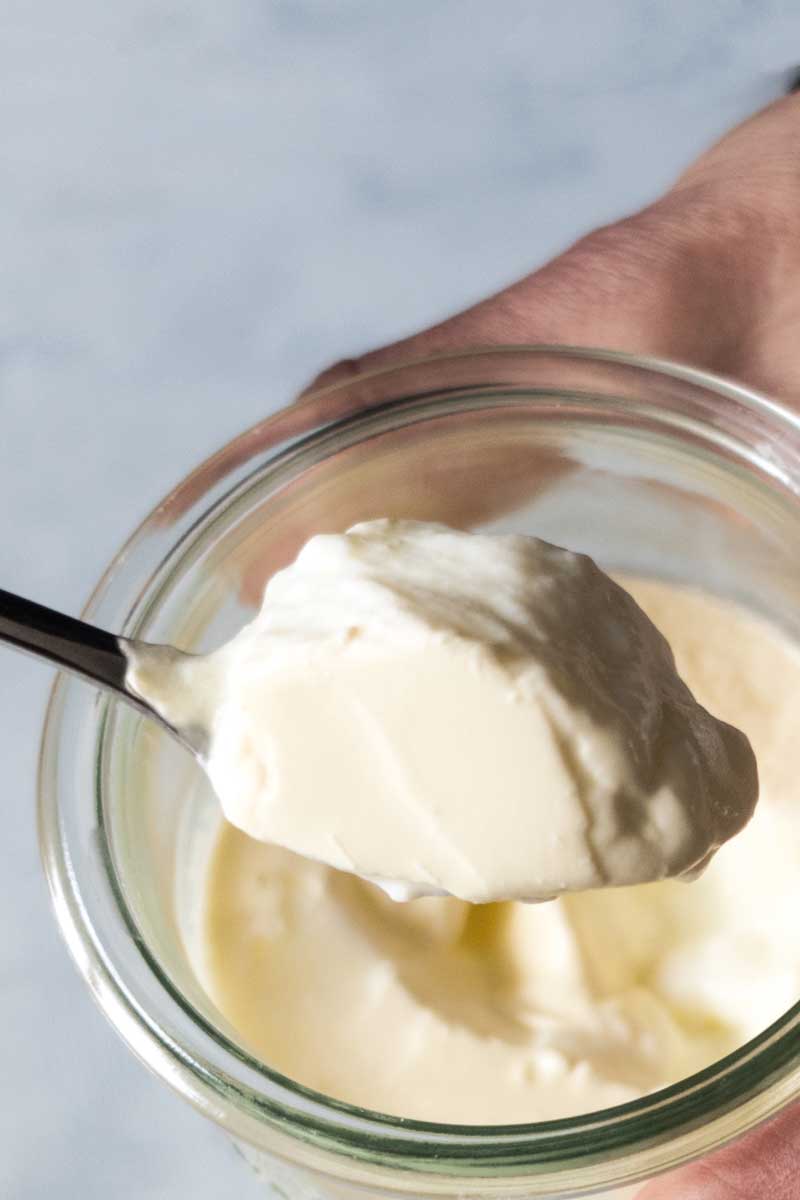 Ein Löffel voll cremigem, selbstgemachtem Joghurt – stichfest und mild