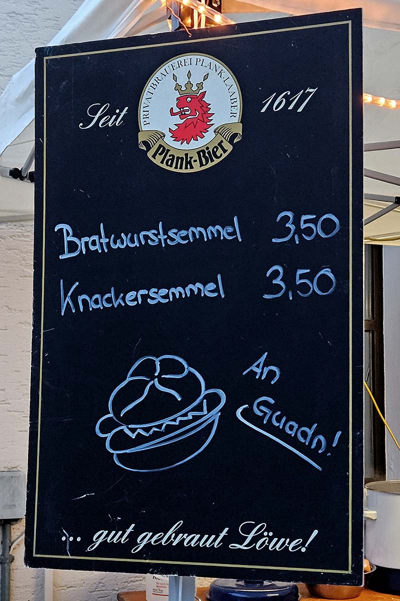 Frische Knackersemmel mit Senf auf dem Adventsmarkt Markt Laaber