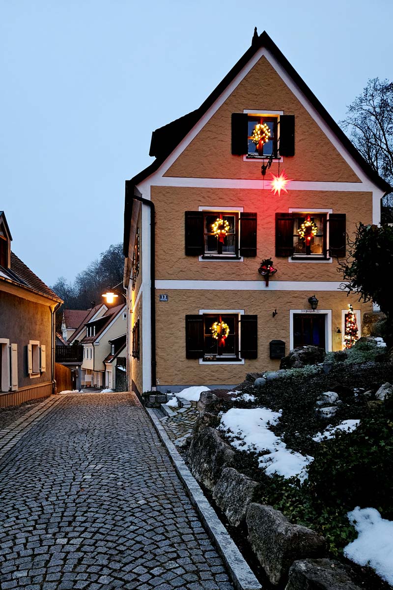 Festlich beleuchtete Burggasse beim Adventsmarkt in Markt Laaber