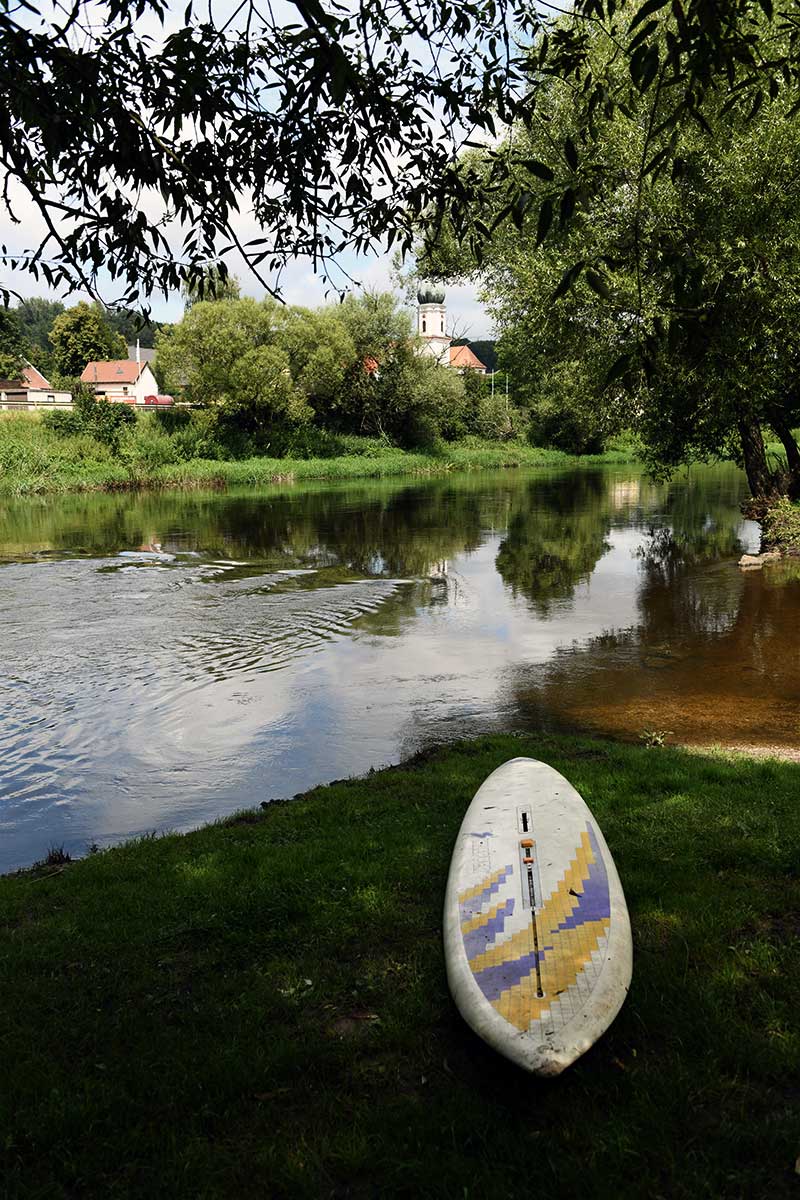 Sandige, flache Badestelle an der Naab mit Blick auf Duggendorf
