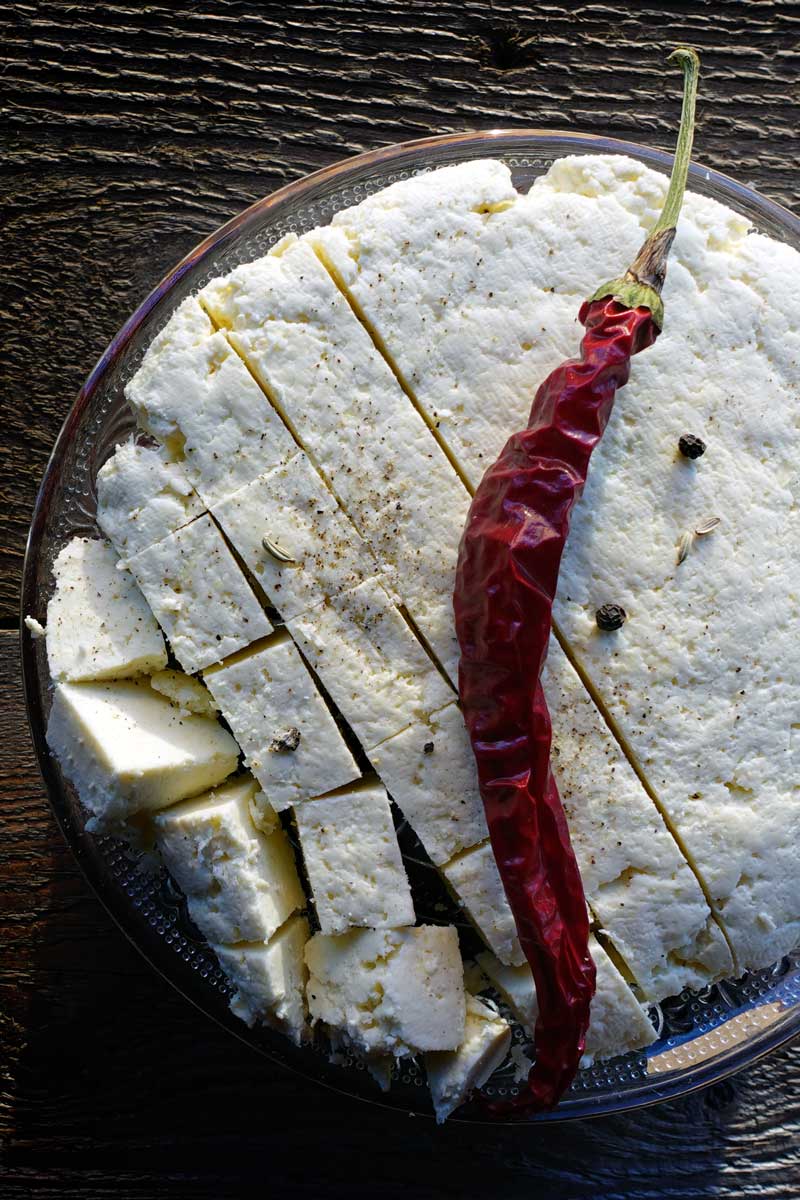 Selbstgemachter Paneer dekoriert mit einer Chili