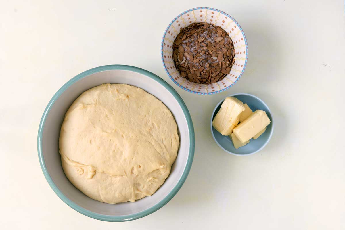 Hefeteig, Butter und vermischter Zimtzucker mit Mandeln