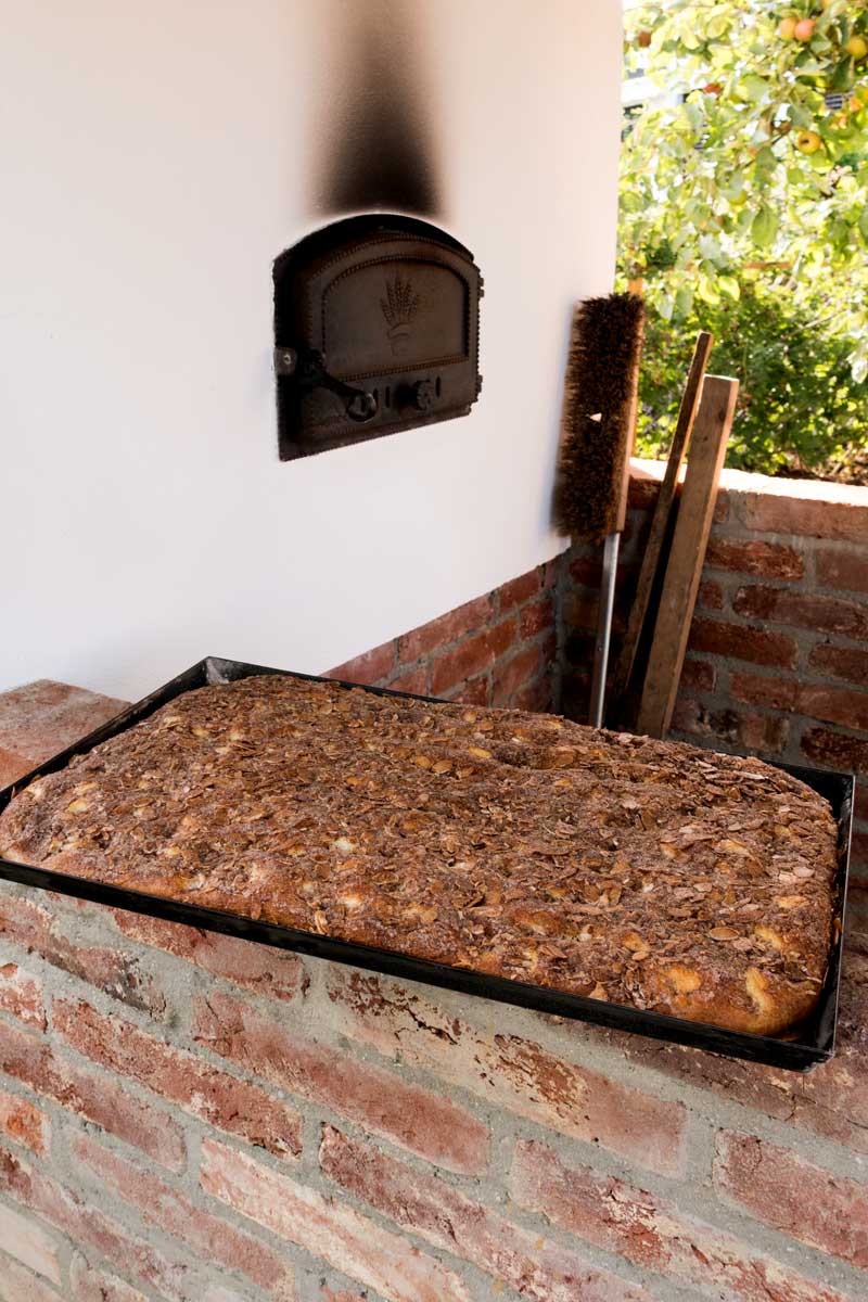 Ein Stahlbackblech mit frisch gebackenem Butterkuchen 