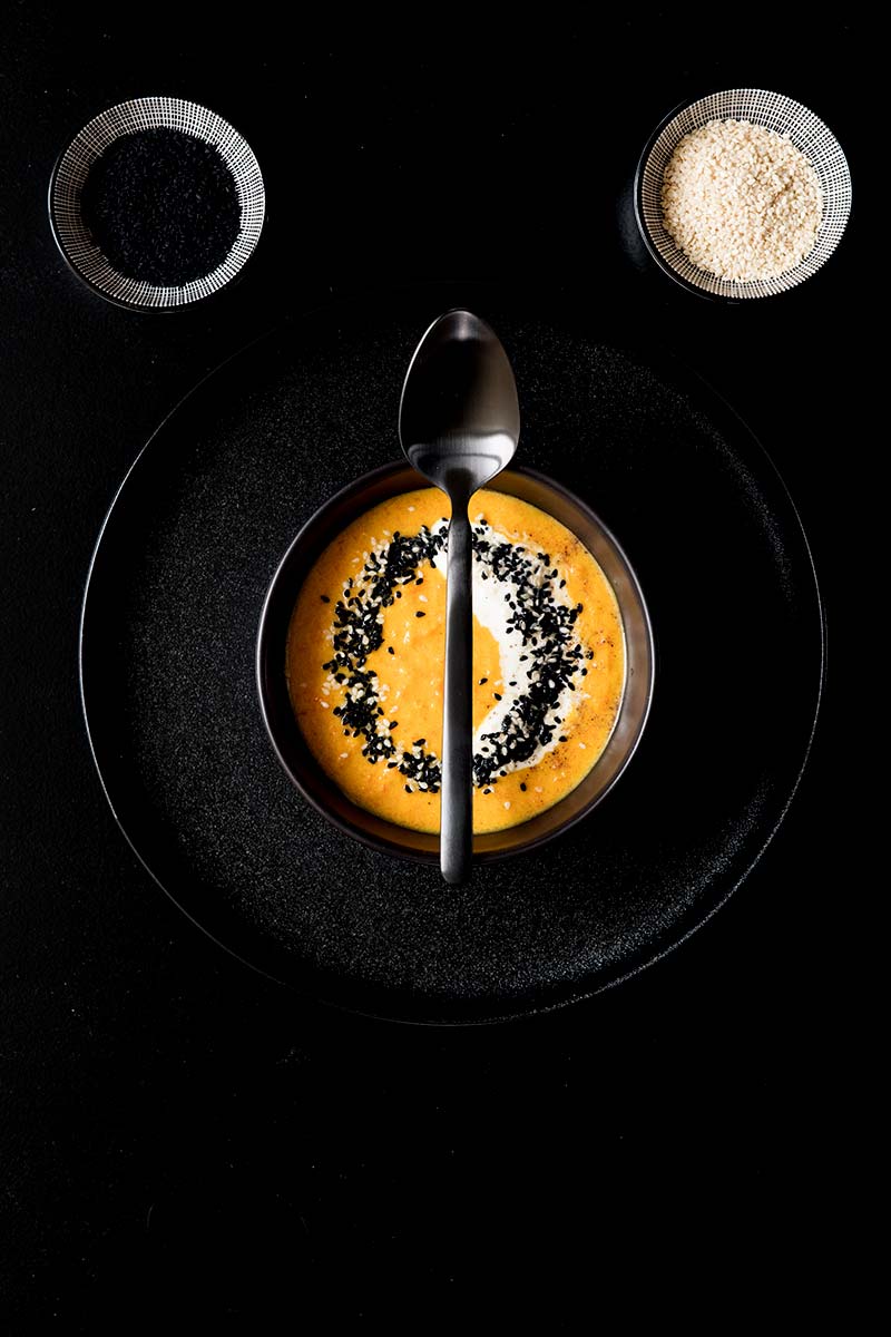 Erdmiete Sand ohne Graben: Frische Lagermöhren verarbeitet zu cremiger Süßkartoffel-Suppe
                               