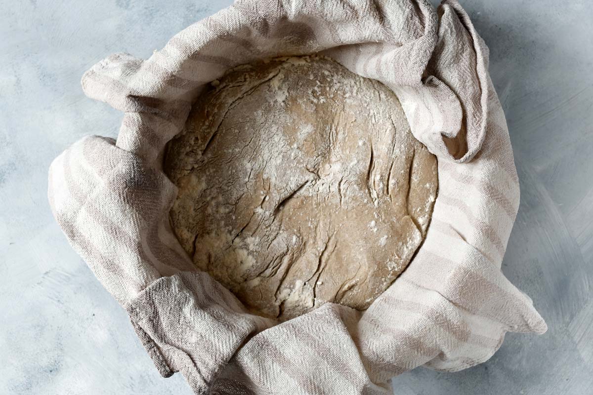 Roggenmischbrot mit Sauerteig in der Stückgare – mit Geschirrtuch