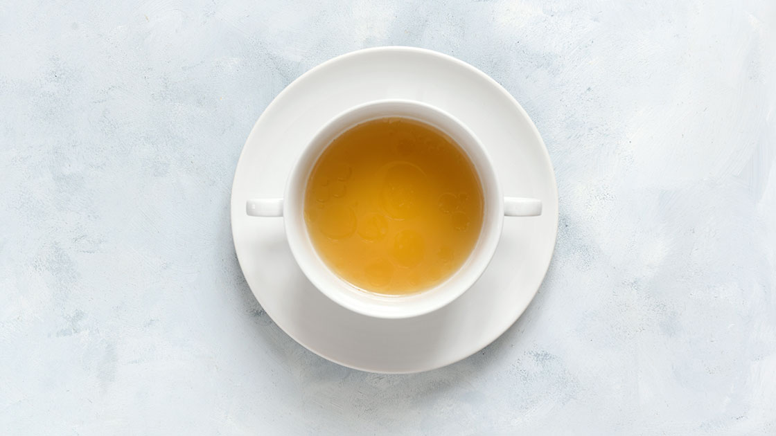 Klare Hühnerbrühe selber gemacht in Suppentasse